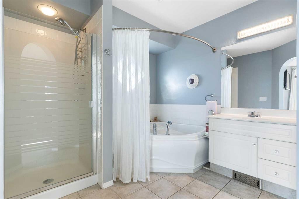 202 Schooner Close Nw, Calgary, AB - Indoor Photo Showing Bathroom
