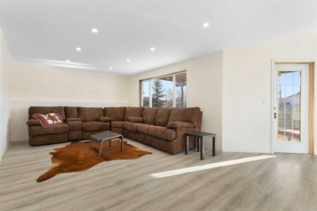 202 Schooner Close Nw, Calgary, AB - Indoor Photo Showing Living Room