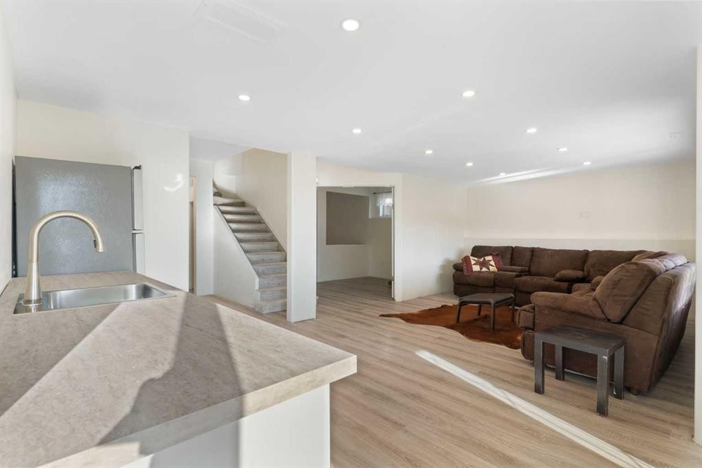 202 Schooner Close Nw, Calgary, AB - Indoor