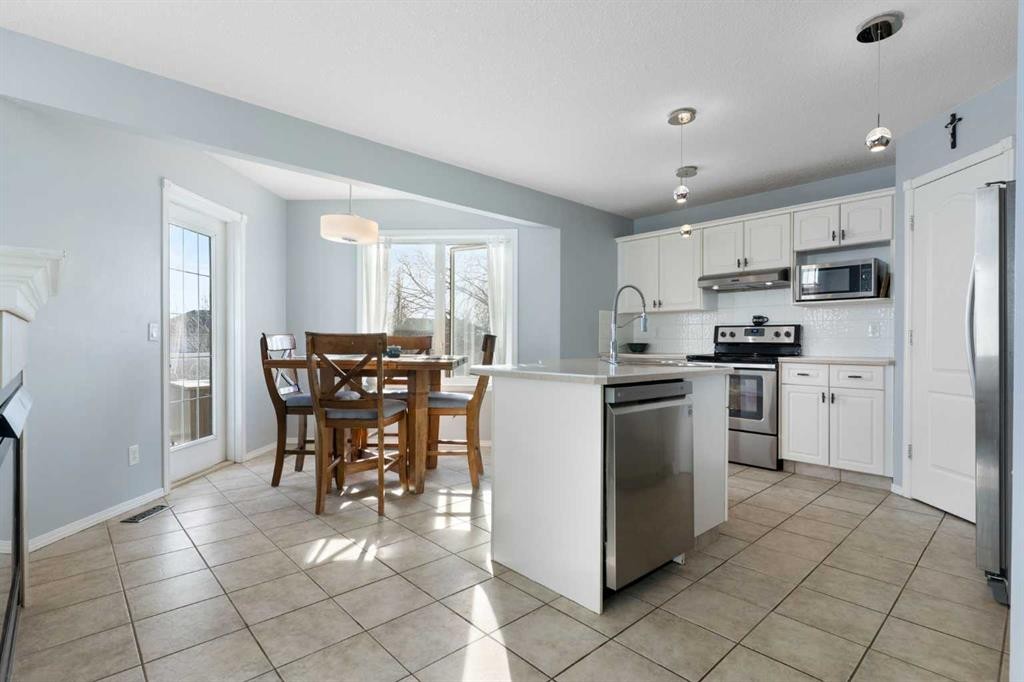 202 Schooner Close Nw, Calgary, AB - Indoor Photo Showing Kitchen With Stainless Steel Kitchen