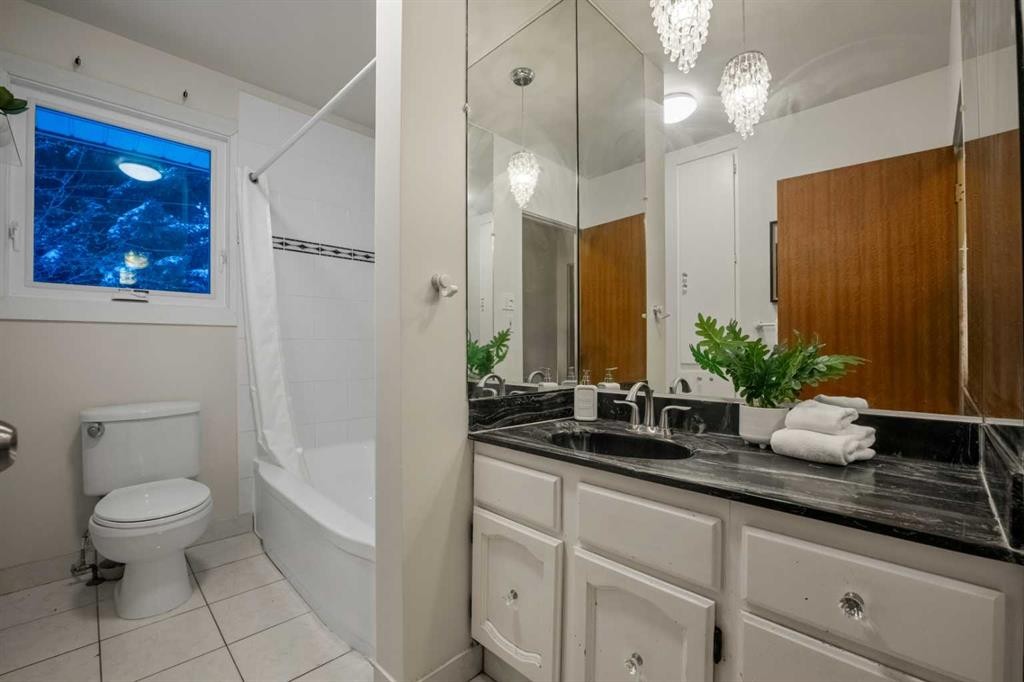 111 Cambrian Drive Nw, Calgary, AB - Indoor Photo Showing Bathroom
