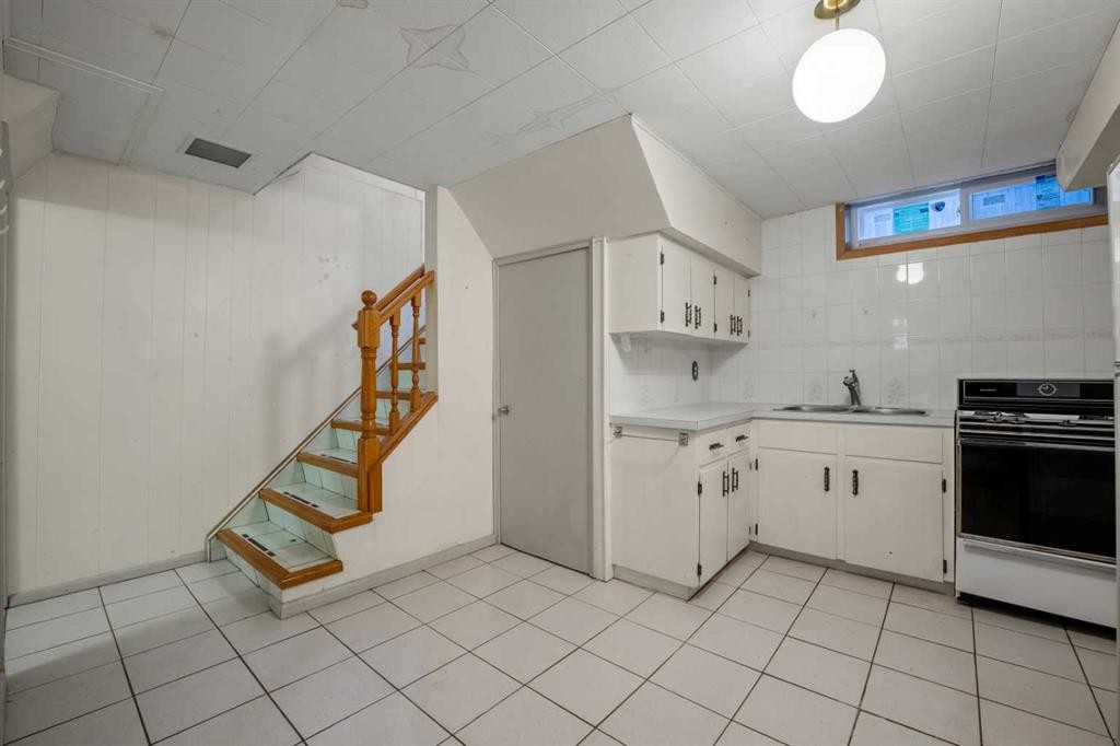 111 Cambrian Drive Nw, Calgary, AB - Indoor Photo Showing Kitchen With Double Sink