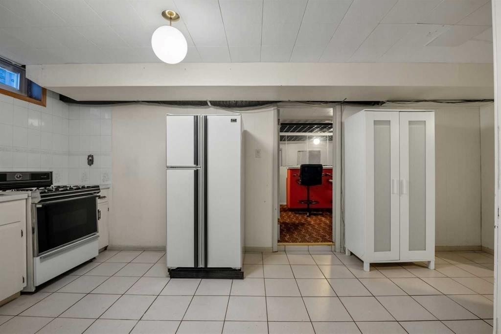 111 Cambrian Drive Nw, Calgary, AB - Indoor Photo Showing Kitchen