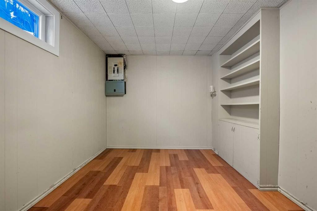 111 Cambrian Drive Nw, Calgary, AB - Indoor Photo Showing Other Room