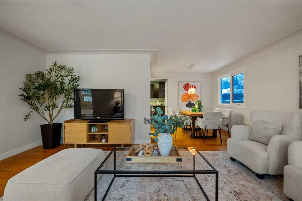111 Cambrian Drive Nw, Calgary, AB - Indoor Photo Showing Living Room