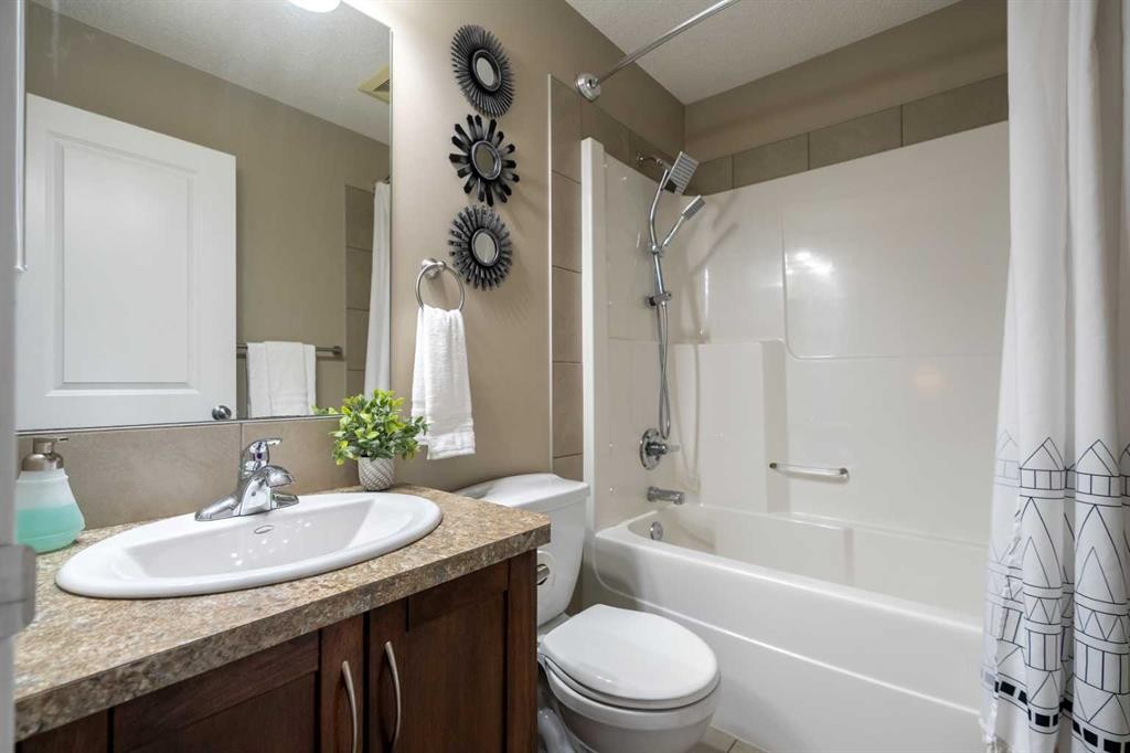 118 Walden Manor Se, Calgary, AB - Indoor Photo Showing Bathroom