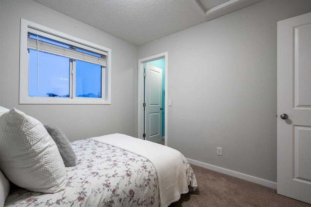 118 Walden Manor Se, Calgary, AB - Indoor Photo Showing Bedroom