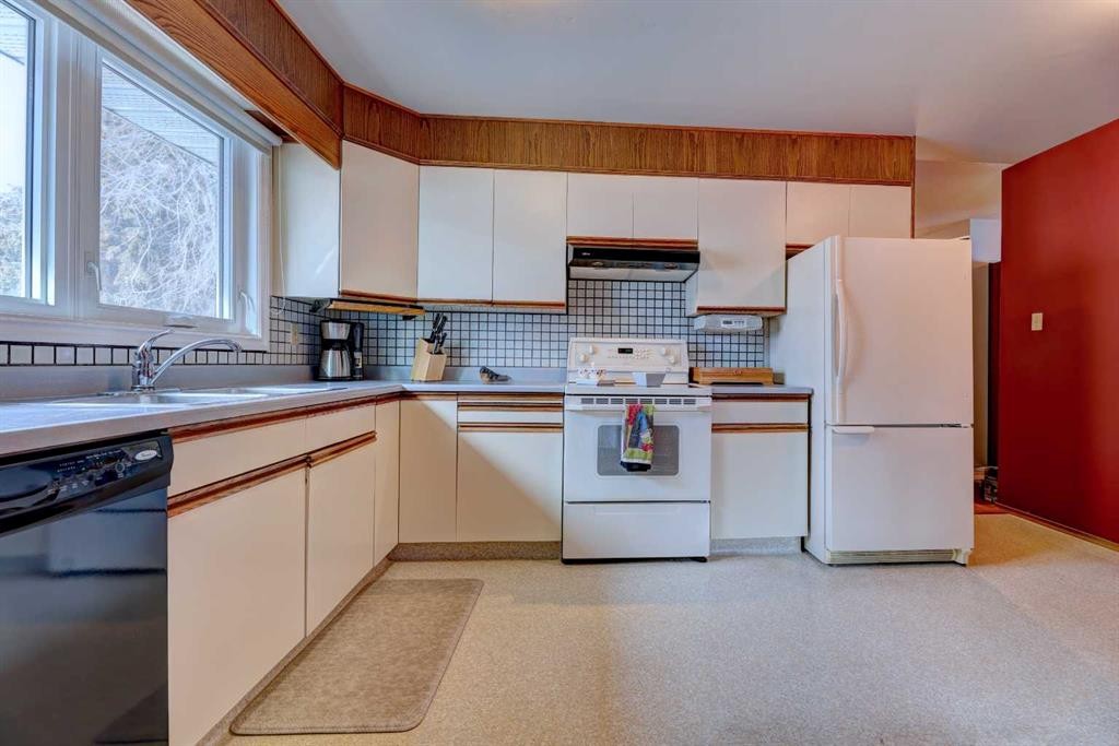 14 Munro Crescent, Red Deer, AB - Indoor Photo Showing Kitchen With Double Sink