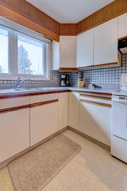 14 Munro Crescent, Red Deer, AB - Indoor Photo Showing Kitchen With Double Sink
