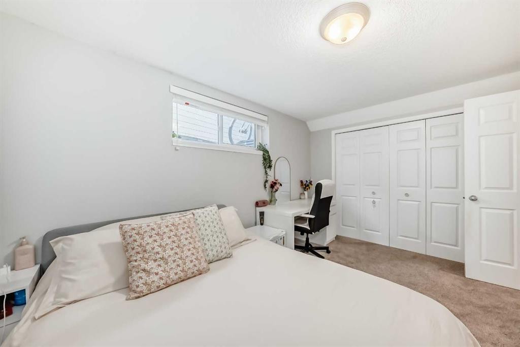 574 Chaparral Drive Se, Calgary, AB - Indoor Photo Showing Bedroom