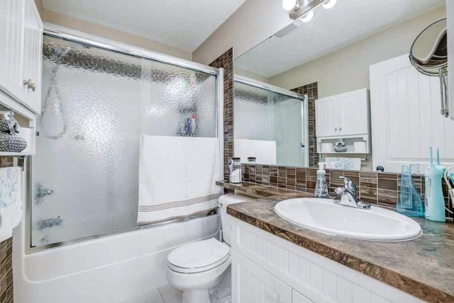 112 Everridge Common Sw, Calgary, AB - Indoor Photo Showing Bathroom