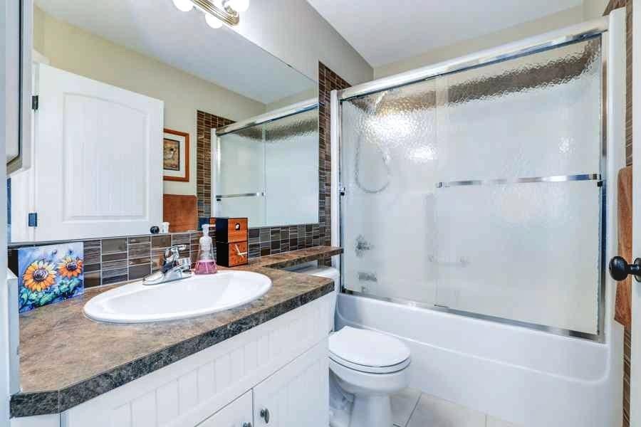 112 Everridge Common Sw, Calgary, AB - Indoor Photo Showing Bathroom
