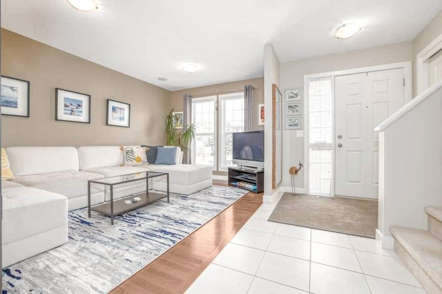 112 Everridge Common Sw, Calgary, AB - Indoor Photo Showing Living Room