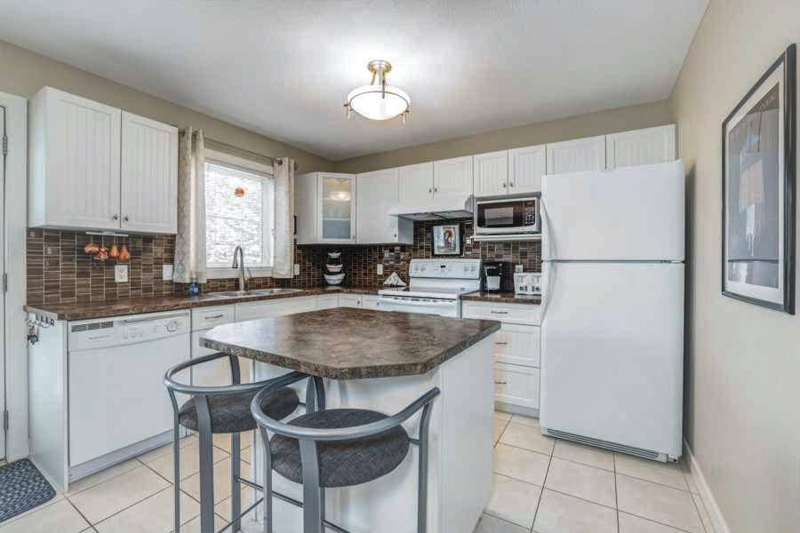 112 Everridge Common Sw, Calgary, AB - Indoor Photo Showing Kitchen