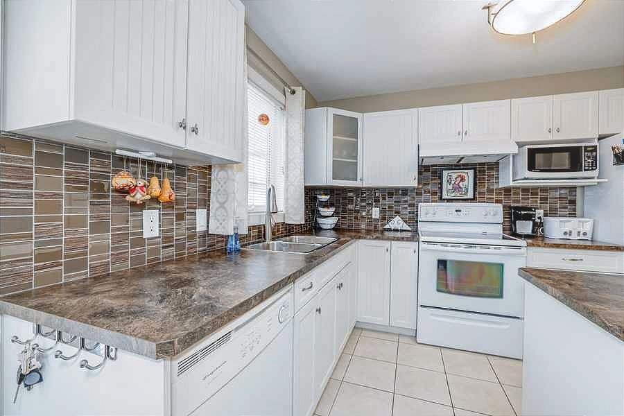 112 Everridge Common Sw, Calgary, AB - Indoor Photo Showing Kitchen With Double Sink