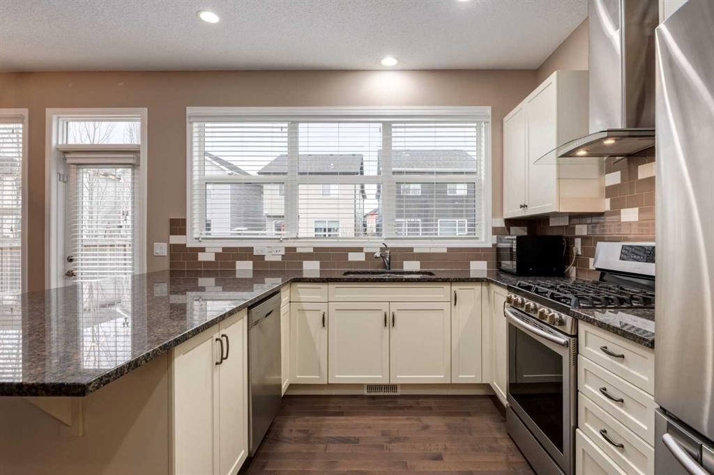 301 Auburn Meadows Boulevard Se, Calgary, AB - Indoor Photo Showing Kitchen With Upgraded Kitchen
