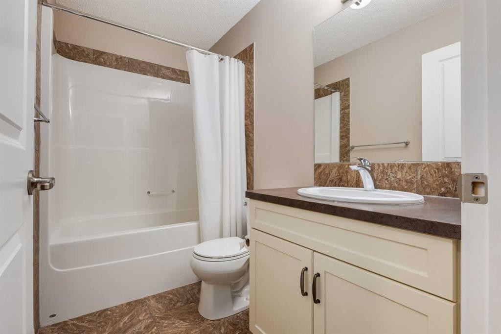 301 Auburn Meadows Boulevard Se, Calgary, AB - Indoor Photo Showing Bathroom