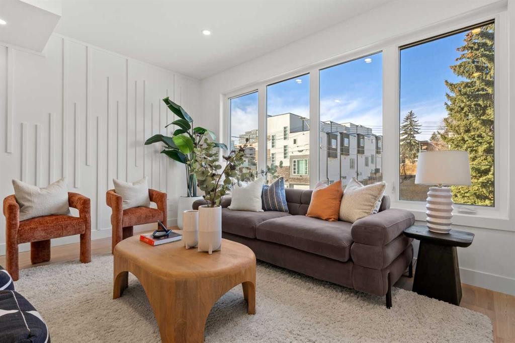 2518 16B Street Sw, Calgary, AB - Indoor Photo Showing Living Room