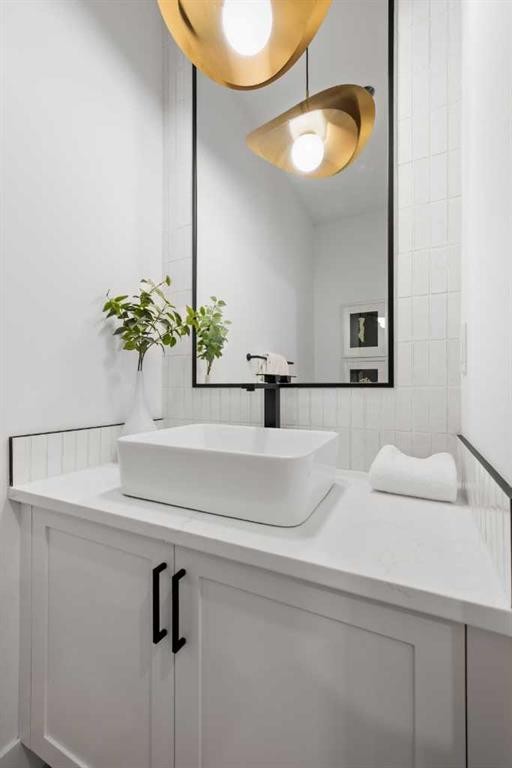 2518 16B Street Sw, Calgary, AB - Indoor Photo Showing Bathroom