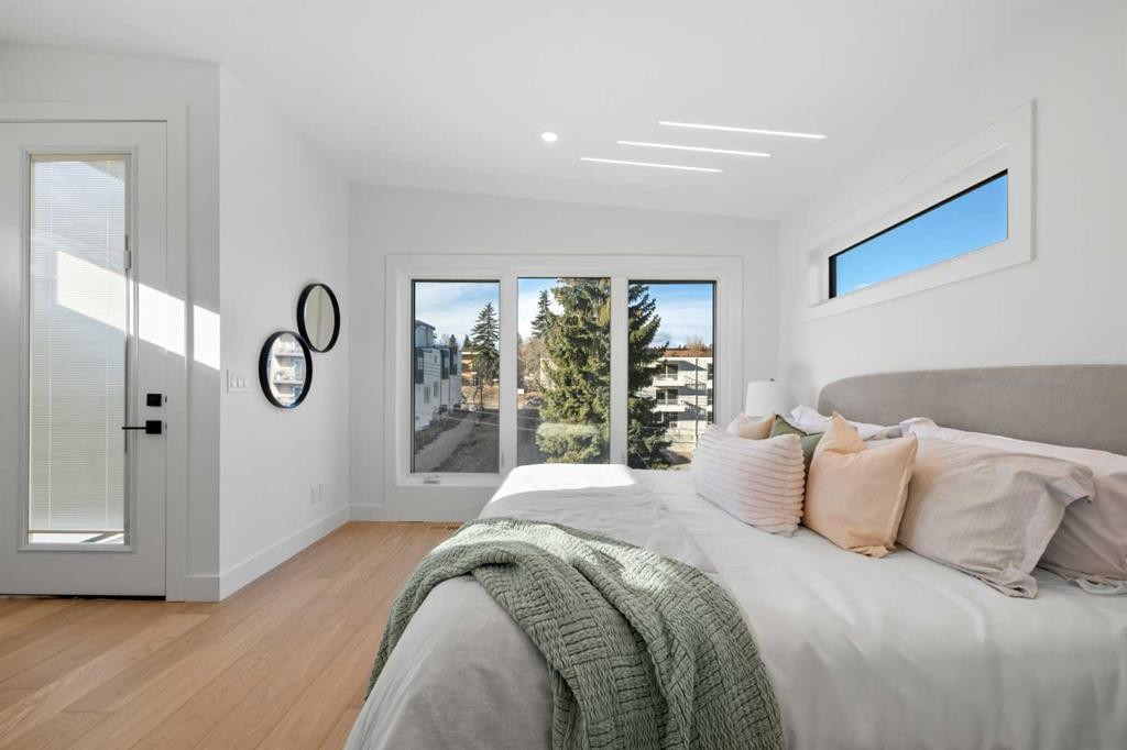 2518 16B Street Sw, Calgary, AB - Indoor Photo Showing Bedroom