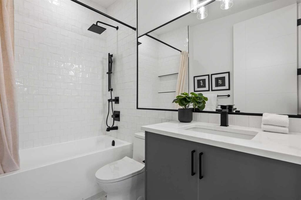2518 16B Street Sw, Calgary, AB - Indoor Photo Showing Bathroom