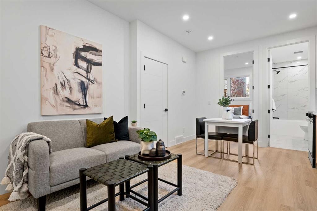 2518 16B Street Sw, Calgary, AB - Indoor Photo Showing Living Room