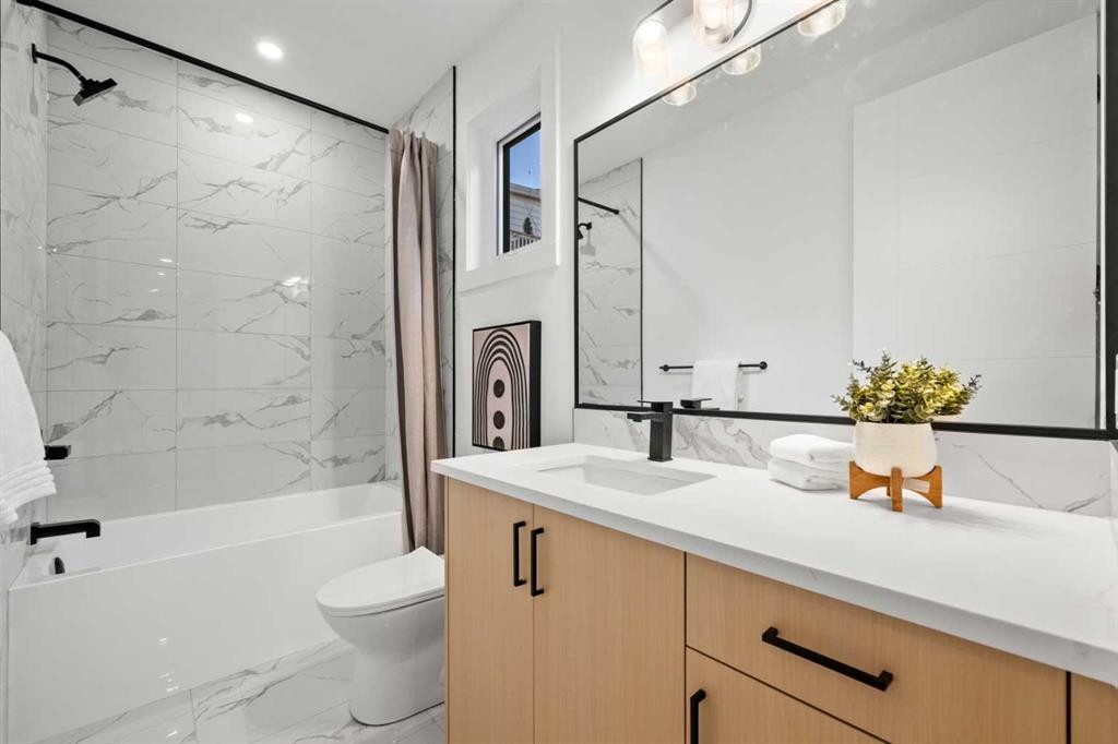 2518 16B Street Sw, Calgary, AB - Indoor Photo Showing Bathroom
