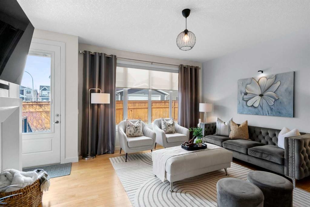 25 Fireside Landing, Cochrane, AB - Indoor Photo Showing Living Room
