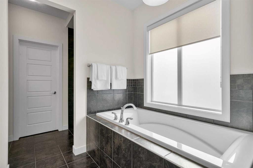 25 Fireside Landing, Cochrane, AB - Indoor Photo Showing Bathroom