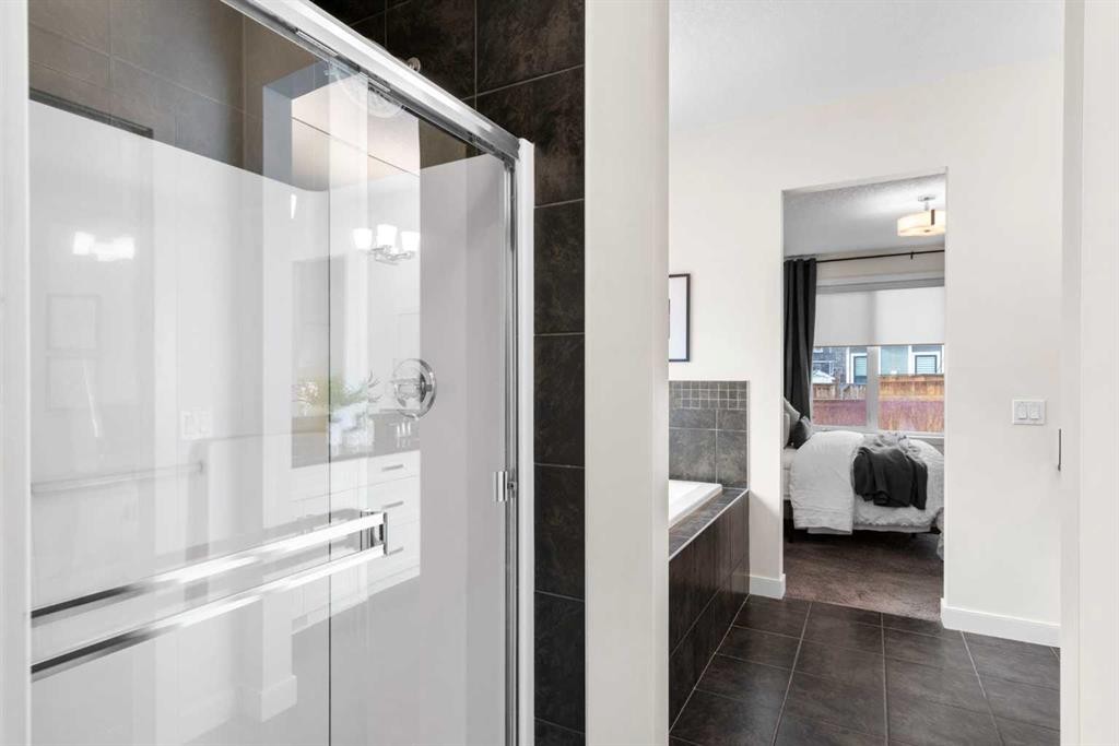 25 Fireside Landing, Cochrane, AB - Indoor Photo Showing Bathroom