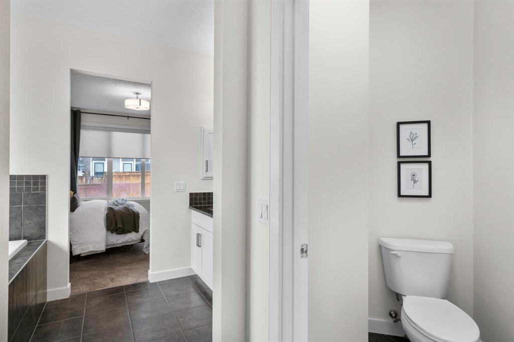 25 Fireside Landing, Cochrane, AB - Indoor Photo Showing Bathroom
