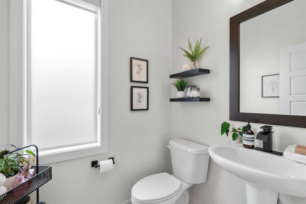 25 Fireside Landing, Cochrane, AB - Indoor Photo Showing Bathroom