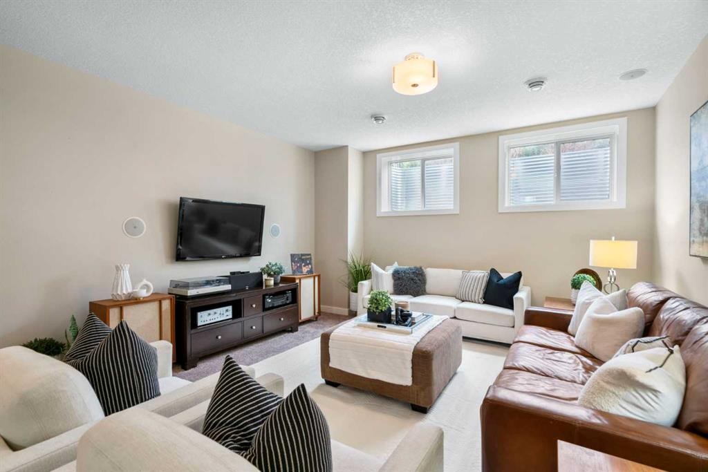 25 Fireside Landing, Cochrane, AB - Indoor Photo Showing Living Room