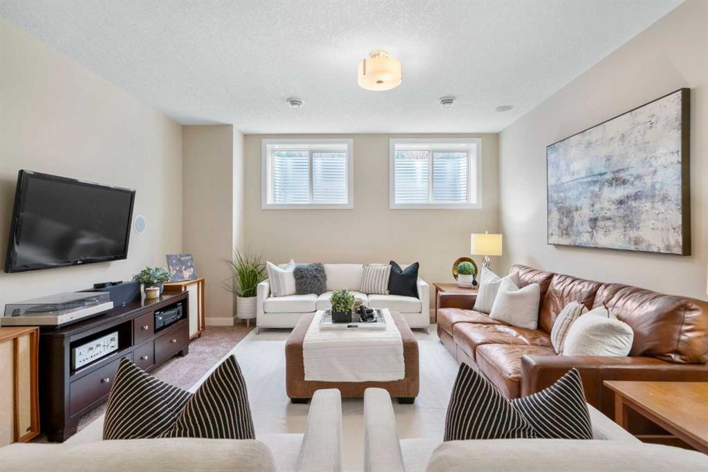 25 Fireside Landing, Cochrane, AB - Indoor Photo Showing Living Room