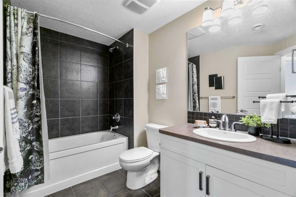25 Fireside Landing, Cochrane, AB - Indoor Photo Showing Bathroom