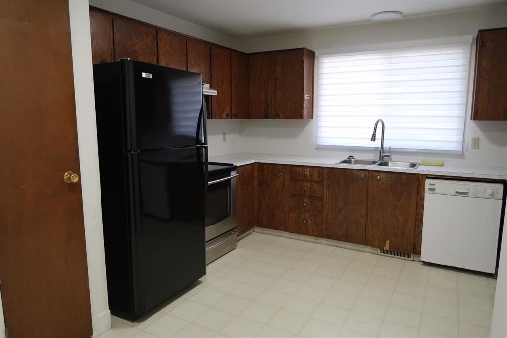 6807 Huntchester Road Ne, Calgary, AB - Indoor Photo Showing Kitchen With Double Sink