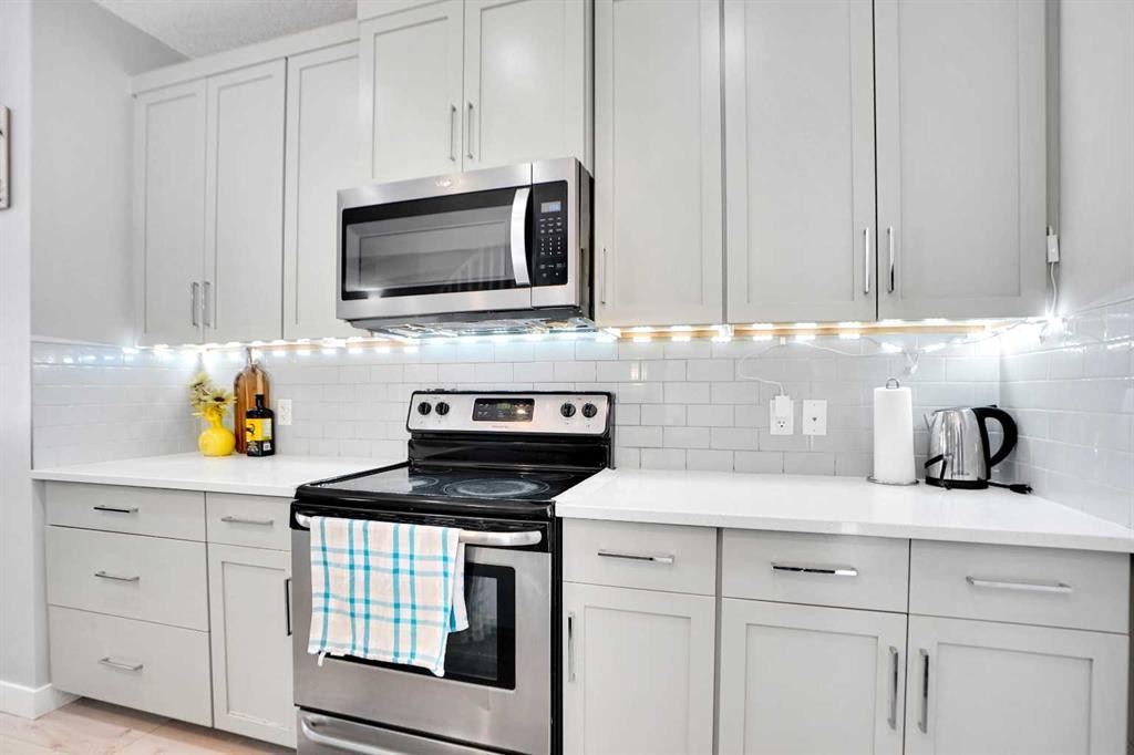 1322 Walden Drive Se, Calgary, AB - Indoor Photo Showing Kitchen With Upgraded Kitchen