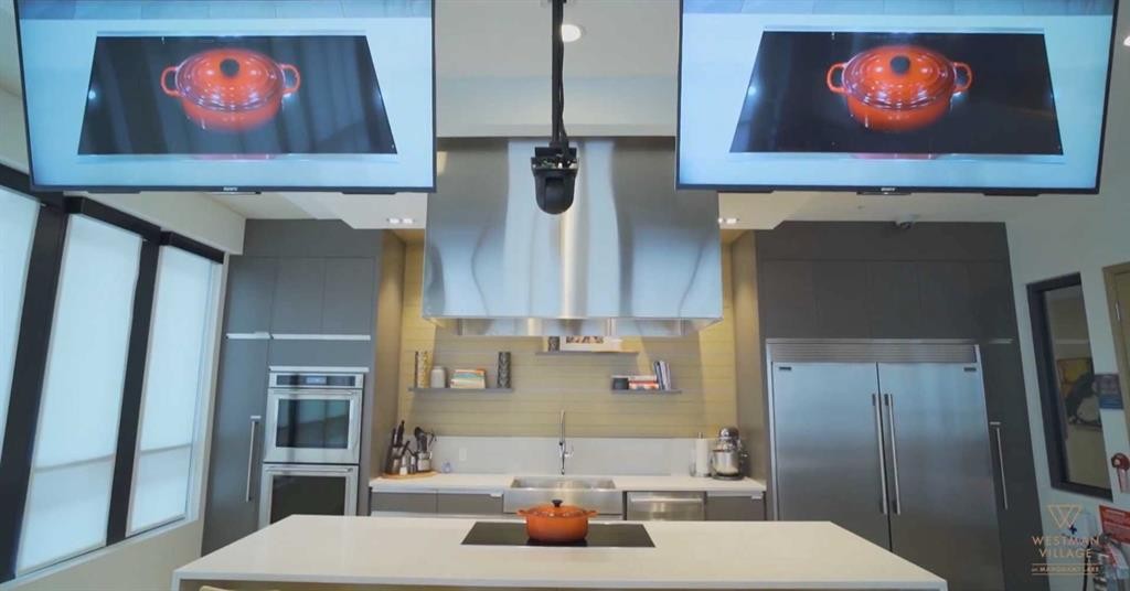 124 Mahogany Centre Se, Calgary, AB - Indoor Photo Showing Kitchen With Upgraded Kitchen