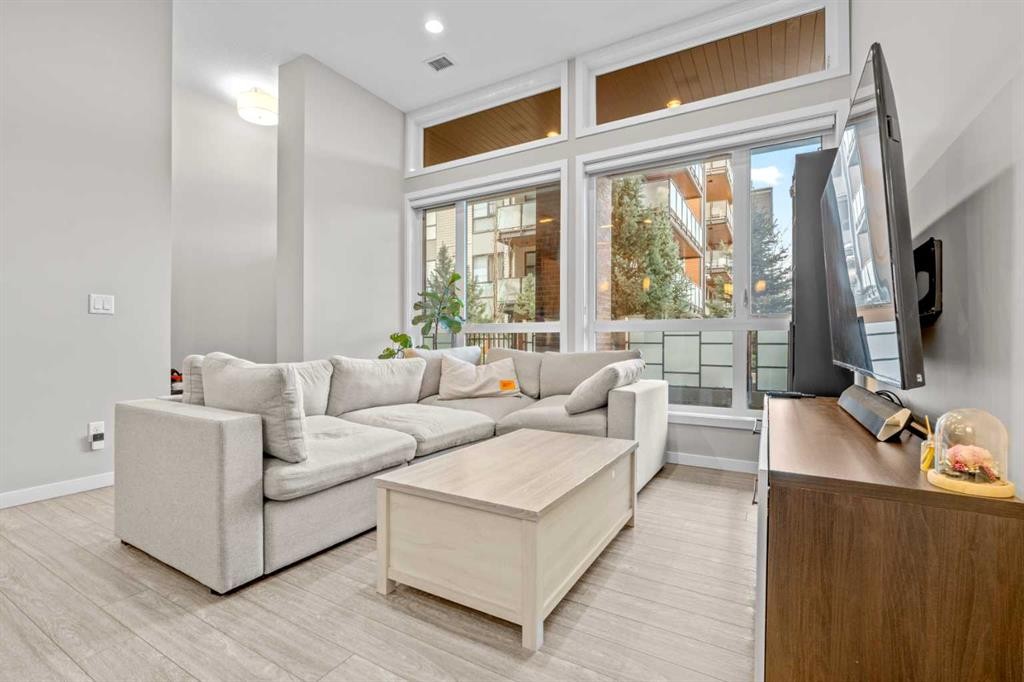 124 Mahogany Centre Se, Calgary, AB - Indoor Photo Showing Living Room