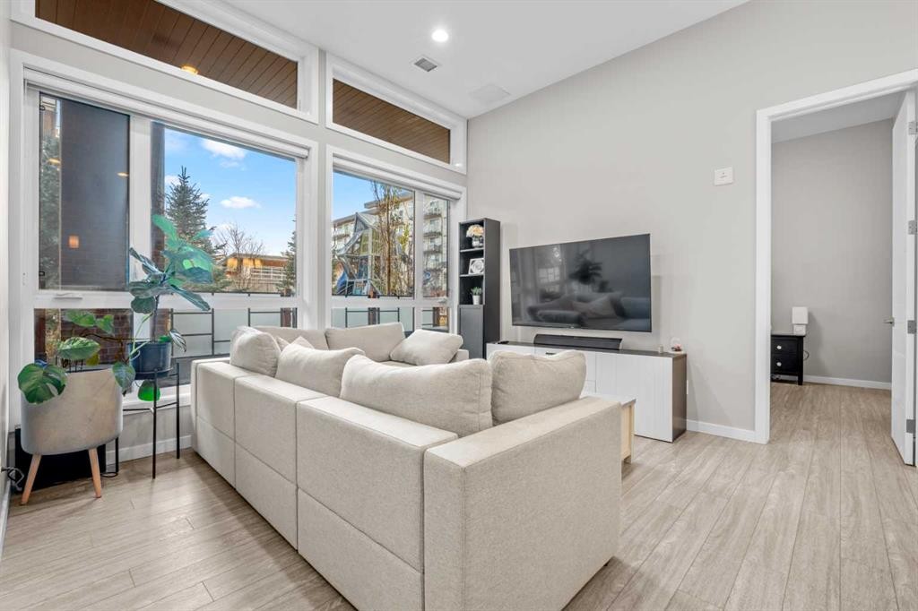 124 Mahogany Centre Se, Calgary, AB - Indoor Photo Showing Living Room