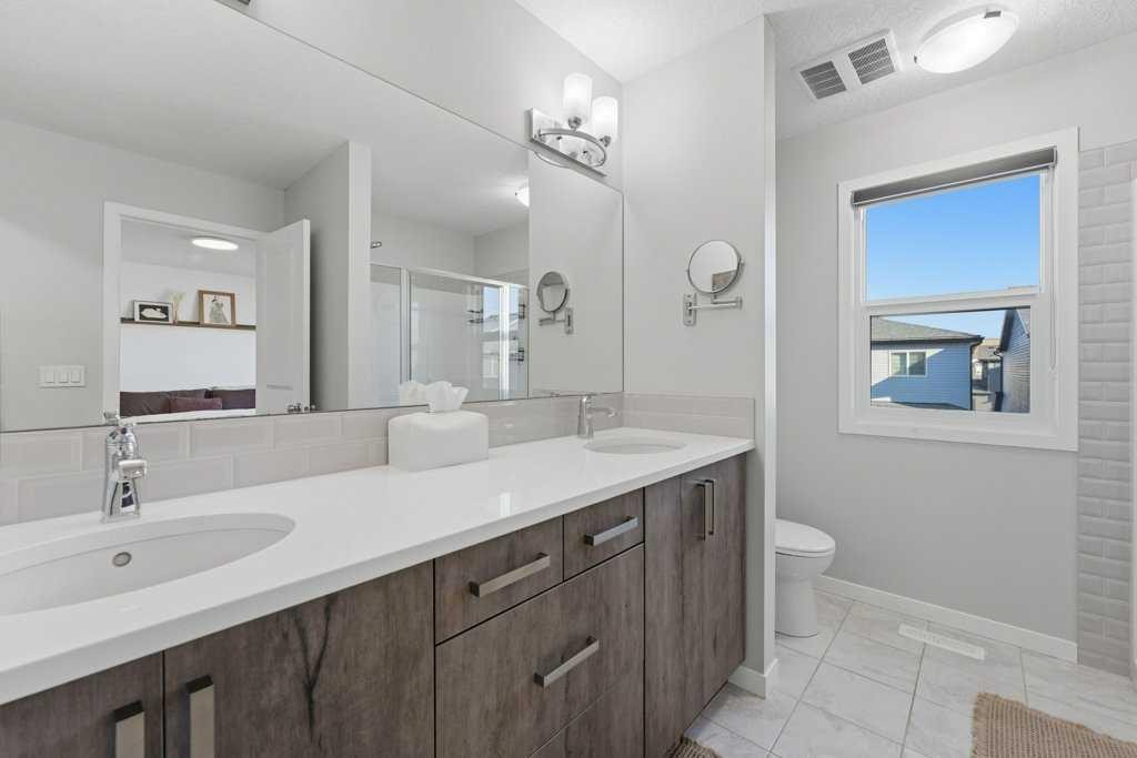 34 Walgrove Link Se, Calgary, AB - Indoor Photo Showing Bathroom