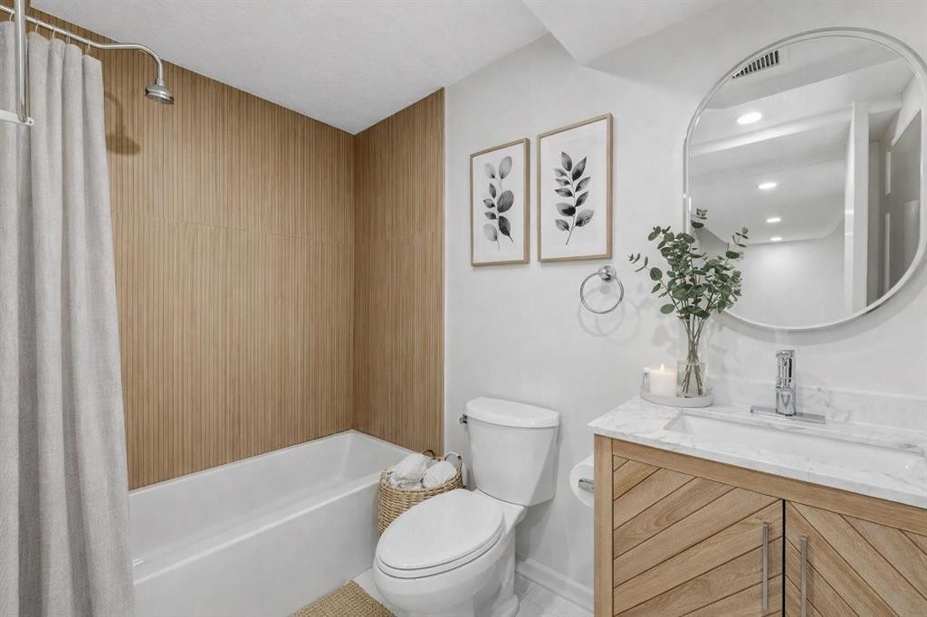 34 Walgrove Link Se, Calgary, AB - Indoor Photo Showing Bathroom