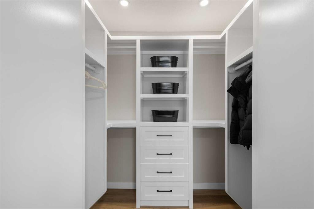 198 Silver Brook Road Nw, Calgary, AB - Indoor Photo Showing Other Room