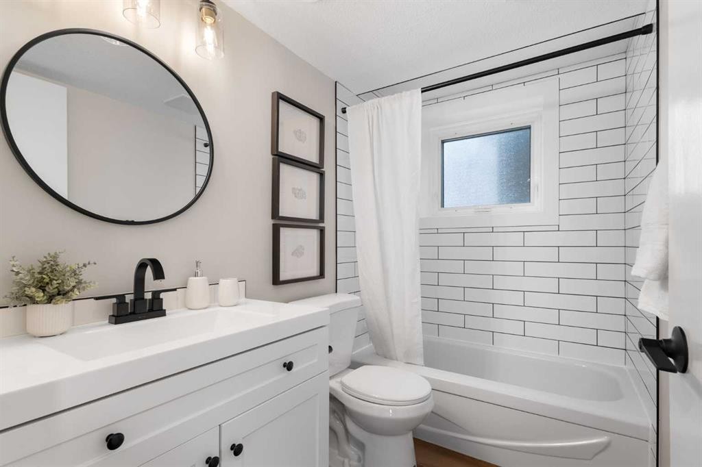 198 Silver Brook Road Nw, Calgary, AB - Indoor Photo Showing Bathroom