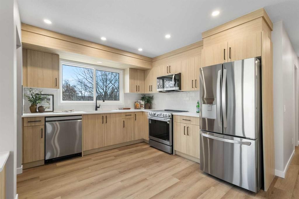 198 Silver Brook Road Nw, Calgary, AB - Indoor Photo Showing Kitchen