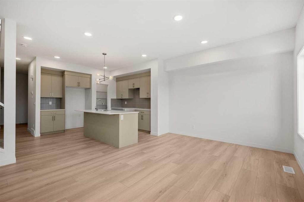 31 Heritage Heath, Cochrane, AB - Indoor Photo Showing Kitchen