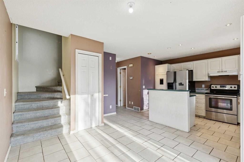 47 Covewood Park Ne, Calgary, AB - Indoor Photo Showing Kitchen
