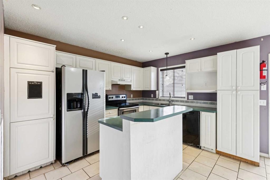 47 Covewood Park Ne, Calgary, AB - Indoor Photo Showing Kitchen