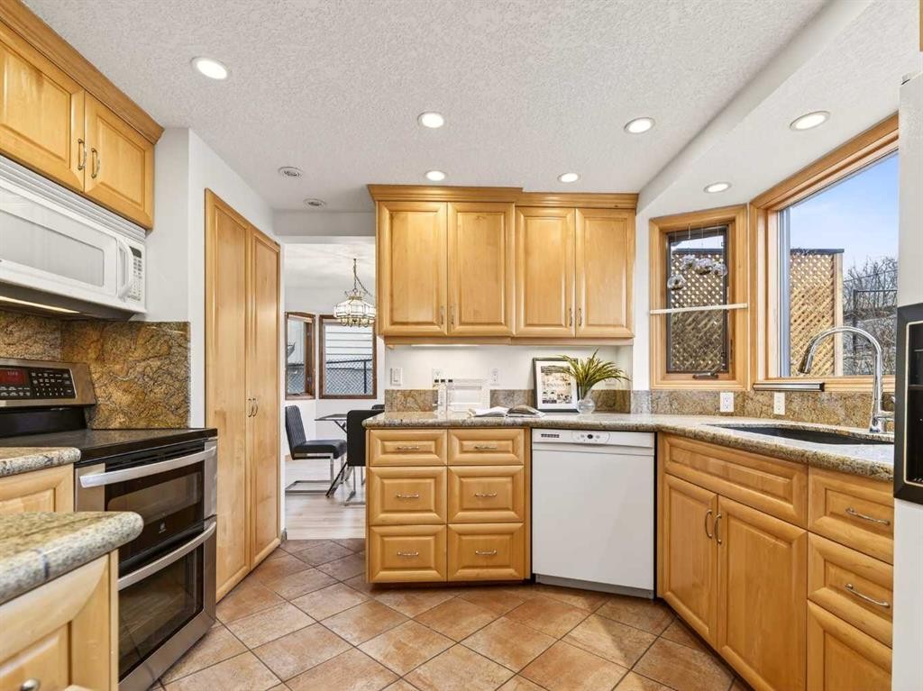 511 Ranch Estates Place Nw, Calgary, AB - Indoor Photo Showing Kitchen