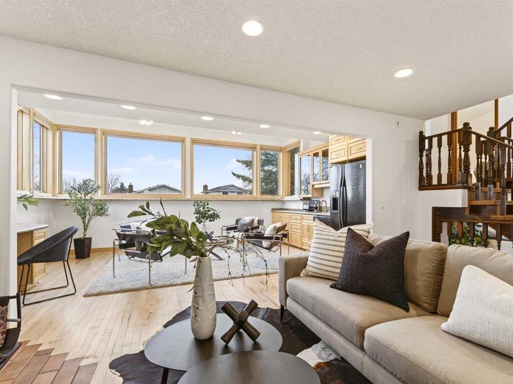 511 Ranch Estates Place Nw, Calgary, AB - Indoor Photo Showing Living Room